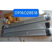 Bệ bước chân lên xuống Toyota Innova 2008-2016 bằng nhôm vân sọc trắng