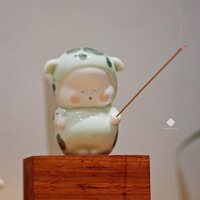 Bé chó đốm xanh cầm nhang không tăm - Trầm Hương Hỷ lạc - Lư gốm đốt trầm, Decor bàn làm việc