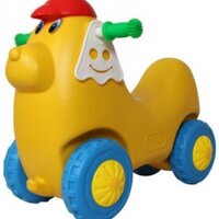 Bé ngồi xe con gấu