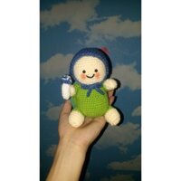 Bé rùa móc len cầm lightstick