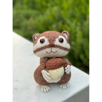 Bé Sóc nâu và túi đeo hạt dẻ