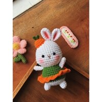 Bé thỏ mang váy móc len tay thủ công