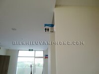 Biển hành lang nhà vệ sinh hình vuông hoa văn 15×15 cm gắn tường hai mặt