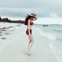 Bikini đỏ dây xích