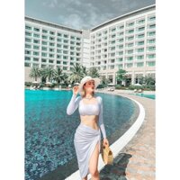 BikiniI set 3 món,hai phiên bản lệch vai và dài tay kết hợp với chân váy xoắn xẻ đùi tạo điểm nhấn, có 2 màu ĐEN, TRẮNG.
