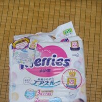 Bỉm - Tã dán Merries size S - 82 miếng (cho bé 4 - 8kg)