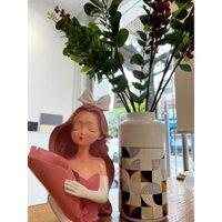 Bình hoa cô gái ôm hoa hồng trang trí decor