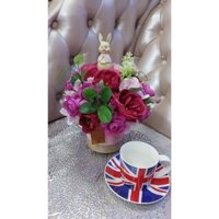 Bình hoa hồng để bàn làm việc