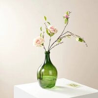 Bình hoa thủy tinh cổ chai cắm cành thạch nam, salix, cành lan hồ điệp, cành liễu rồng tươi.