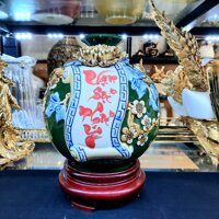 Bình hút tài lộc đắp nổi cuốn thư Vạn sự như ý - gốm sứ Bát Tràng H21xD19cm. Tặng kèm kỷ đế gỗ hương đỏ - M1 Màu xanh ngọc.