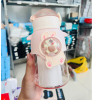 Bình nước cho bé đi học đựng nước hình gấu dâu lotso cute có ống hút vòi 500ml