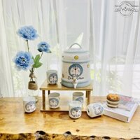 Bình Nước Dáng Trụ, Bộ Bình Đựng Nước Hoạ Tiết Vẽ Tay DoRaeMon Dáng Cốc Tròn Decor Dễ Thương Cốc Uống Nước Sứ Bát Tràng