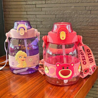 Bình nước gấu dâu và nhiều nhân vật hoạt hình chất liệu nhựa có dây đeo 1100ml HCOM1773