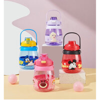 Bình Nước Hình Gấu Dâu Và Disney chính hãng cao cấp Dung Tích 1000ml [Tặng Kèm Ống Hút, Dây Đeo]