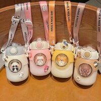 Bình Nước Nhựa 820Ml Hình Gấu Thỏ Mèo Dễ Thương Nhiều Màu Sắc Có Dây Đeo Điều Chỉnh + Sticker 2D&Amp;3D