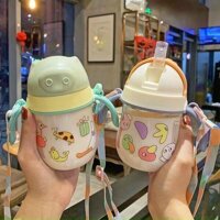 Bình nước ống hút có tay cầm hình lợn in họa tiết hoa quả và thú xinh xắn cho bé đi học, có dây đeo tiện lợi