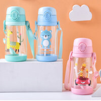 Bình uống nước 500ml cho bé có ống hút, dây đeo đi học, đi chơi giao màu ngẫu nhiên