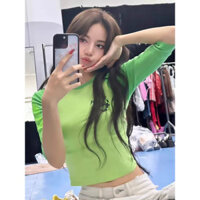 Blackpink Lisa Hàn Quốc In Hình Gợi Cảm Bóng Đá Graffiti Màu Sắc Tương Phản 3 / 4 Áo Thun Tay Cổ Tròn Slim Fit Crop Top