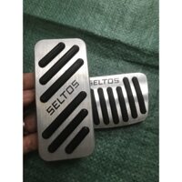 Bộ 2 ốp chân ga chân phanh xe Kia Seltos 2020 2021 2022 2023 chất liệu nhôm bọc cao su