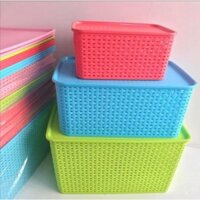 Bộ 3 Rổ nhựa có nắp Việt Nhật. Cỡ bé 14 x 19 x 28 cm. Cỡ trung 20 x 27 x 40 cm. Cỡ đại 23 x 30 x 43 cm.
