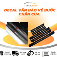 Bộ 4 miếng dán chống trầy xước bậc cửa xe hơi ô tô sợi carbon có logo theo hãng.