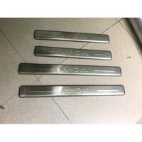 Bộ 4 ốp bậc ngoài Inox xe Innova 2017-2018 - mẫu inox