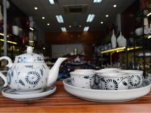 Bộ ấm Trà Bát Tràng Tam Thái Cúc Đen 500ml