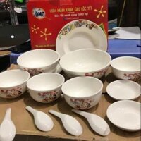 Bộ bát sứ 🌼🌼🌼 1 bộ gồm :
+ 4 bát con
+ 2 bát tô
+ 2đia 
+ 2 đĩa chấm
+ 4 thìa sứ