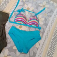 Bộ bikini xanh dương bảy màu