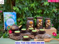 Bộ bình trà, ấm chén gốm tử sa, mã 112169, hoa văn đắp nổi 3D tùng, trúc, hoa sen, phù dung, bộ gồm 1 ấm trà rát vàng 24k, 6 ly lòng xanh ngọc bọc viền đồng , 7 đĩa kê, gốm sứ Bát Tràng Tinh Vân cao cấp