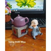 Bộ chú tiểu áo xanh ngồi nấu trà