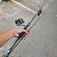 Bộ Combo Cần Câu Lure UL Daiwa Daiwa AIRD X 1m68 Đứng Kèm Máy Đứng Proberos Pr800 Tông Màu Đen Vàng Cao Cấp Tryfishing
