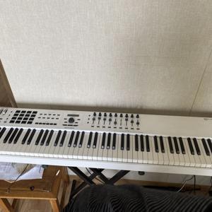 Bộ điều khiển MIDI Arturia Keylab Essential 88