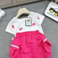 Bộ đồ bé gái, Set bộ nàng thơ bé gái áo trễ vai gắn nơ mix quần sooc túi hộp lên dáng gọn gàng, mát mẻ AMYBABY 240086