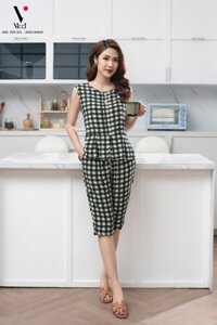 Bộ đồ lửng mặc nhà tole lanh Vicci BN93 thiết kế áo sát nách peplum phối quần lửng in họa tiết - Kẻ xanh lá - M 47-52kg