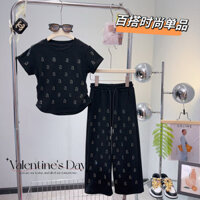 Bộ đồ mùa hè cho bé gái 2024 Phong cách mới Thời trang Phiên bản Hàn Quốc Công nghiệp nặng Khoan nóng Tất cả các trận đấu Áo thun ngắn tay Quần ống rộng Bộ đồ hai mảnh