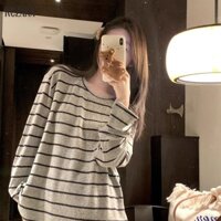 Bộ đồ ngủ nữ sọc màu xám, áo dài tay và quần hai mảnh