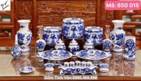 Bộ đồ thờ cúng men xanh lam, mã 650015, hoa văn rồng phượng đắp nổi 3D tinh xảo, vẽ sắc nét, bộ gồm đèn dầu, ống nhang, 3 bát nhang 12-14-12 cm, nậm rượu, chóe muối gạo nước, kỷ ngai 5 ly,2 bình bông, 2 đĩa trái cây, chén cơm cúng gốm sứ bát tràng tinh vân