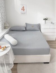 Bộ Drap Giường Quilting Chần Thêu Gấu Mỏng Màu Xám Cho Bé