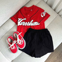BỘ ĐÙI COTTON CỘC TAY ÁO ĐỎ CỔ TÀU CHỮ TRẮNG QUẦN ĐEN CHO BÉ TRAI.