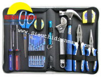 Bộ dụng cụ sửa chữa điện 18 Chi tiết  Các chi tiết bao gồm:  - 02 Tô vít - 01 bút thử điện - 01 kéo cắt - 01 băng dính điện - 06 tô vít nhỏ sửa chữa đồng hồ, điện tử - 01 đèn pin nhỏ - 01 mỏ lết - 01 búa sừng bọc nhựa cách điện - 01 thước đo - 01 kìm điện - 01 kìm cắt mỏ nhọn Nhà sản xuất: C-MART -Trung Quốc Xuất xứ: Đài loan