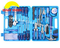 Bộ dụng cụ sửa chữa điện 42 Chi Tiết  Các chi tiết bao gồm:  - 01 Kìm tuốt dây - 01 Mỏ lết - 08 Tô vít cách điện - 01 bút thử điện hiện thị số điện tử - 06 tô vít nhỏ sửa chữa đồng hồ,đồ điện tử - 09 đầu khẩu tay vặn - 01 mỏ hàn - 01 kìm cắt dây - 01 cán tô vít - 01 thước dây - 01 kìm điện - 01 kìm cắt đầu nhọn - 01 dao gấp - 01 búa cán sắt bọc nhựa cách điện - 01 bộ lục giác chữ L gồm 8 chi tiết Nhà sản xuất: C-MART -Trung Quốc Xuất xứ: Đài loan