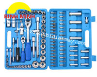 Bộ dụng cụ vặn 94 chi tiết  Model:K0017 Các chi tiết bao gồm: - 31 Đầu khẩu 1/2 inch tứ giác và sao - 04 Đầu nối thanh dài - 02 thanh trượt tay vặn lớn nhỏ - 02 tay vặn đa năng đảo chiều - 01 cán tô vít tay vặn - 02 đầu nối gic giắc 1/2 inch và 3/8 inch - 01 bộ lục giác hoa thị - 02 khẩu tuýp dài - 35 đầu tô vít,hoa thị ,lục giác các loại - 12 đầu tuýp khẩu 1/2 inch tháo lắp bugi - 01 đầu chuyển đổi 1/2 sang 3/8 inch Nhà sản xuất: C-MART -Trung Quốc Xuất xứ: Đài loan
