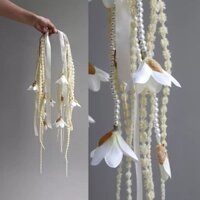 Bó hoa cầm tay cô dâu ngọc trai dáng dài cong kèm dền khô và hoa ngọc lan trắng