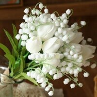 Bó hoa cầm tay cô dâu từ hoa tulip, rum trắng tinh khôi