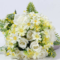 Bó hoa cưới cầm tay cho cô dâu từ hoa hồng và cúc tana trắng CEVERIA