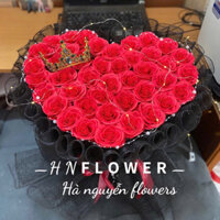 Bó hoa hồng sáp ecuador 42 bông kết hợp lưới siêu sang tặng kèm đèn nháy và vương miệng