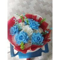 Bó hoa hồng xanh lụa.