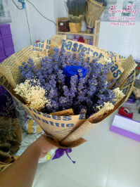 Bó hoa lavender khô mix 1 bông hoa hồng xanh vĩnh cửu( B03)