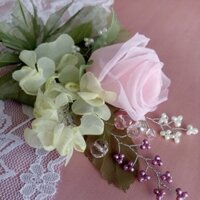 Bó hoa nhỏ cài áo thiết kế sang trọng